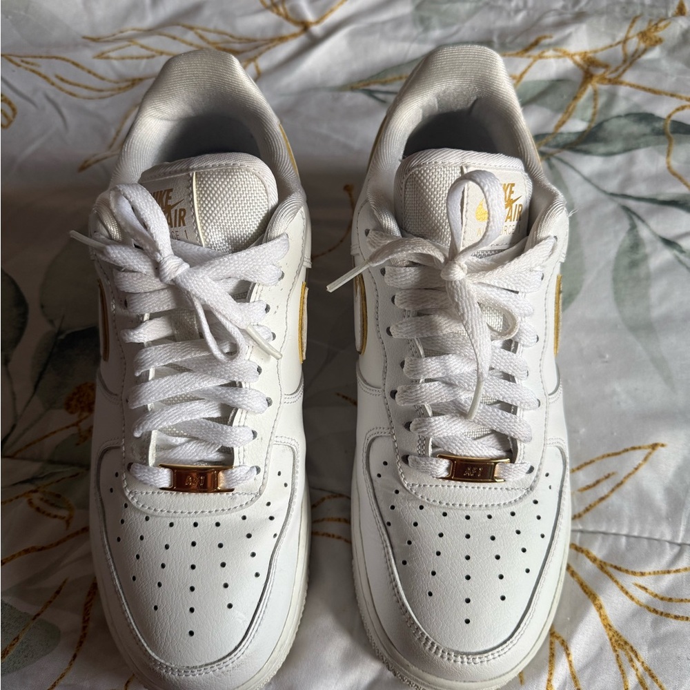 Nike Wmns Air Force 1 07 ESS 'Metallic Gold'